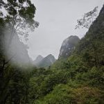 翻山越岭搭线送网进瑶寨 八桂大地数智铁塔护青绿